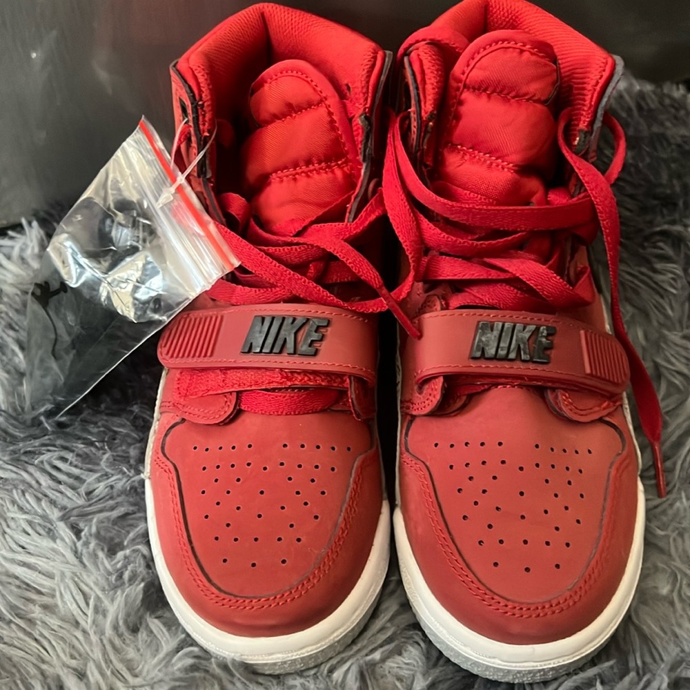 Very new Neva worn Jordan flights Red size 4 boys